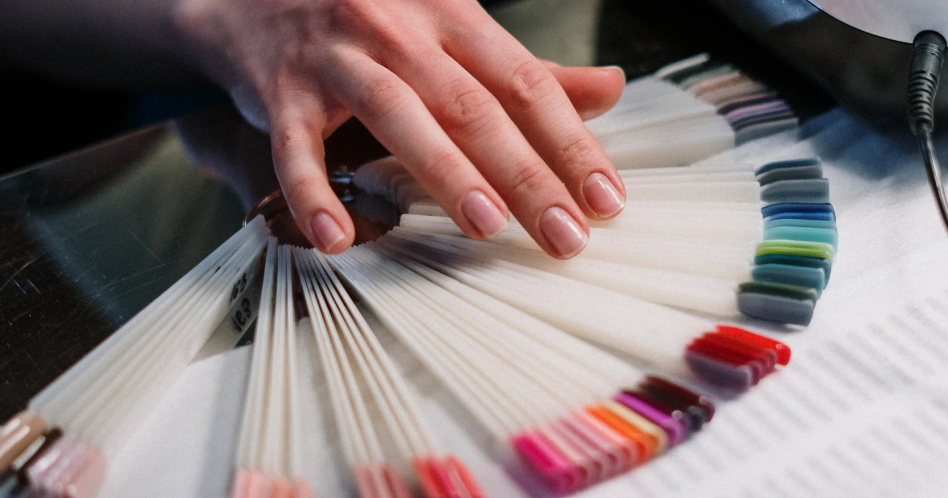 Hitam Klasik hingga Merah Berkelas, Ini 3 Warna Cat Kuku yang Populer di Seluruh Dunia