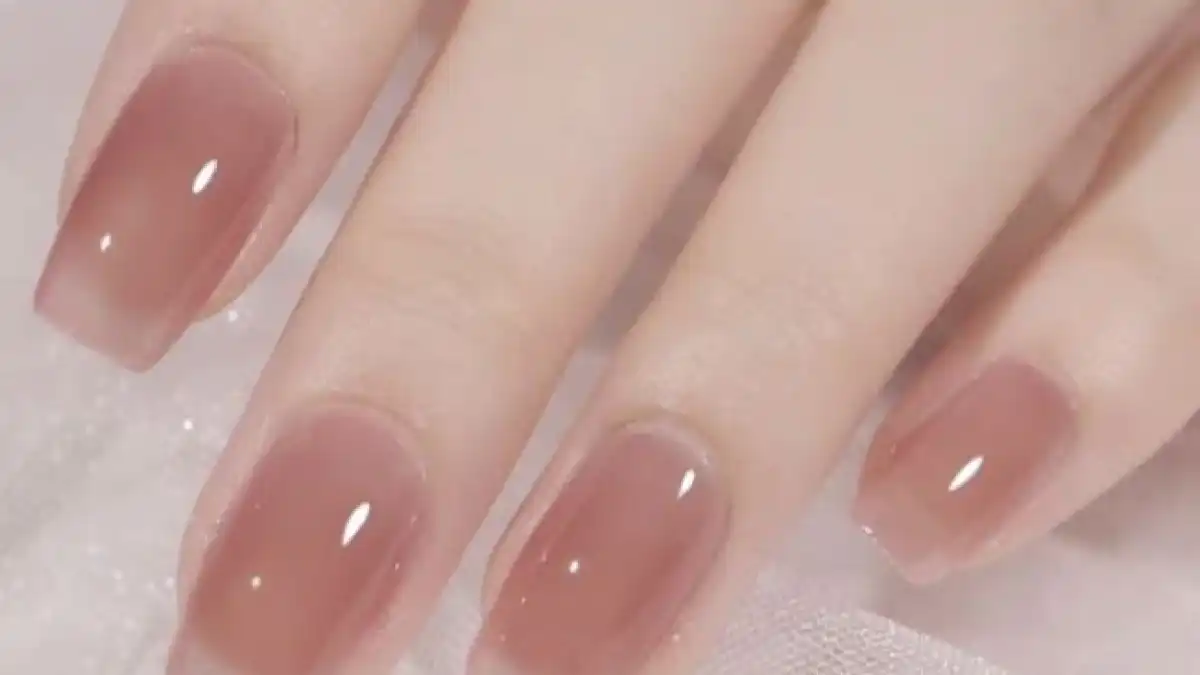 Warna Kuku Populer 2025: Dari Lembut Sampai Berani, Ini Tren yang Wajib Dicoba