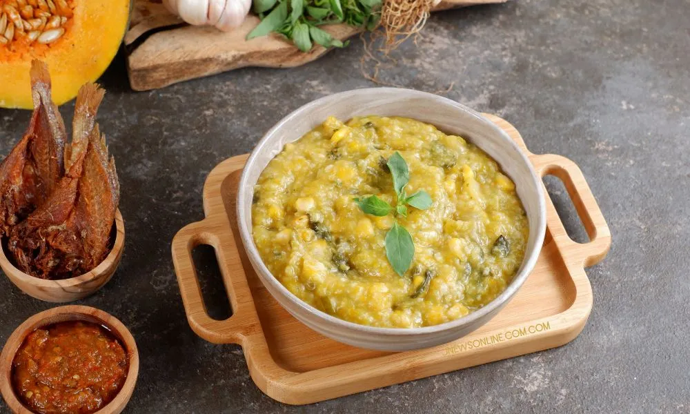 Bubur Manado biasanya disajikan dengan pelengkap berupa ikan asin
