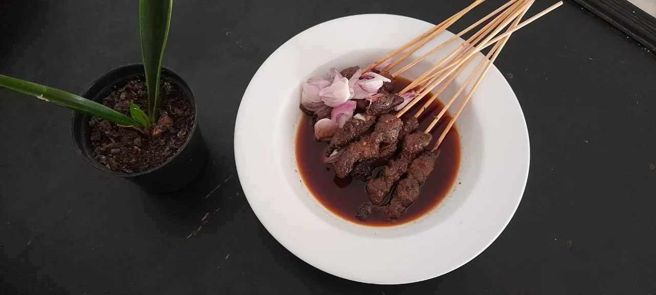 Mencicipi sate Palembang