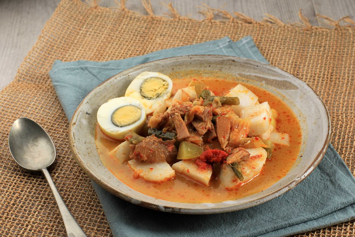 Lontong Sayur Padang: Sensasi Legit Kuah Santan yang Bikin Nagih