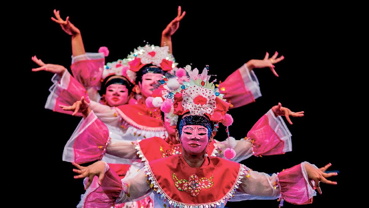 Tari Topeng: Keindahan Gerak, Makna, dan Filosofi di Balik Wajah yang Tersamar