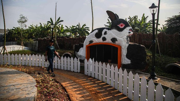 Menyusuri Taman Roci