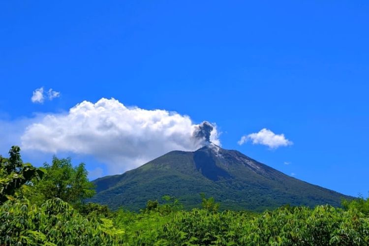 Gunung Ile Lewotolok Meletus