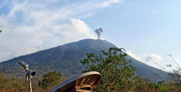 Gunung Ile Lewotolok Meletus
