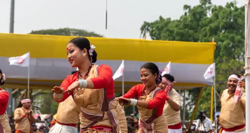 Tarian dan Pakaian Tradisional Menjadi Identitas